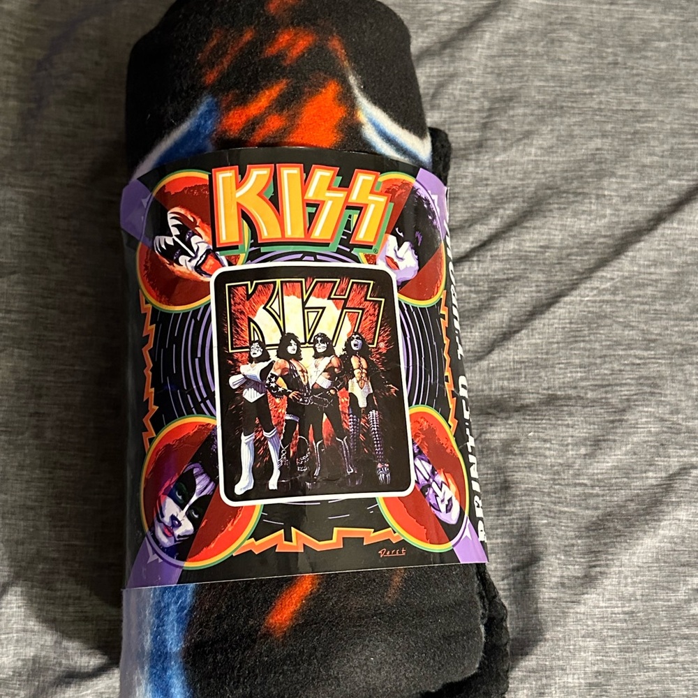 Kiss Men's Vibrant Black throw New